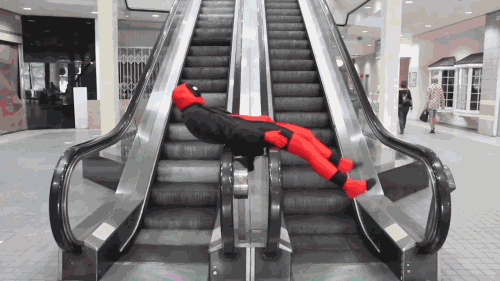 человек в костюме спайдермена в метро