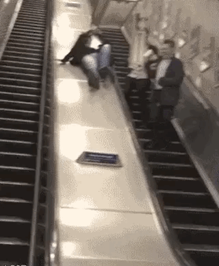 парень падает в метро