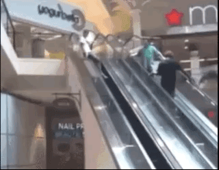 парень съезжает по перилам в метро