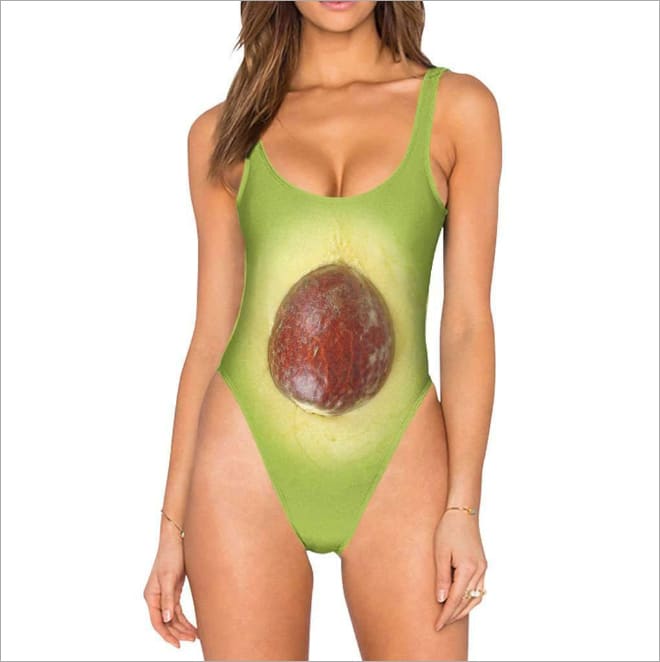 девушка в зеленом купальнике с авокадо