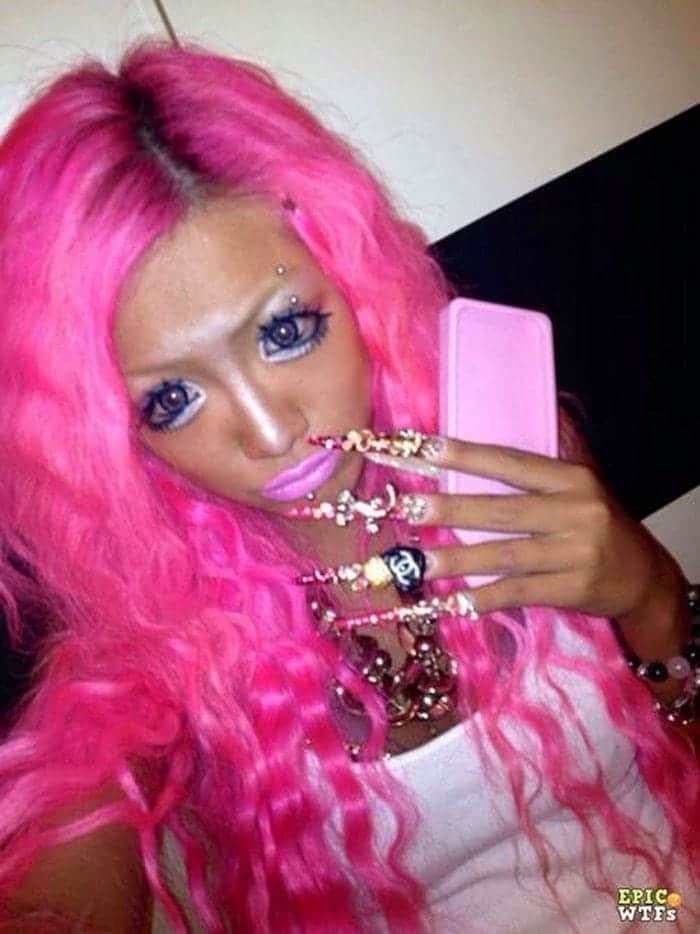 девушка с розовыми волосами и длинными ногтями