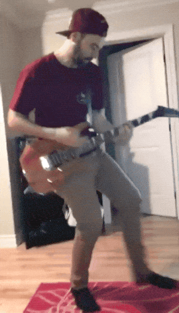 парень роняет гитару