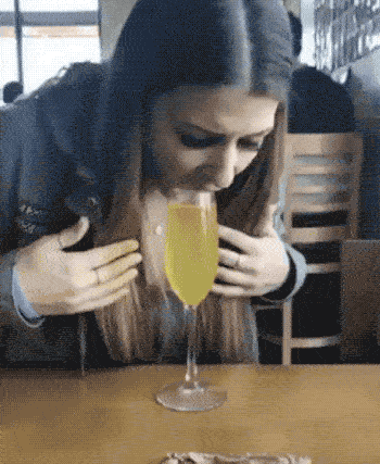 девушка пьет из бокала без рук