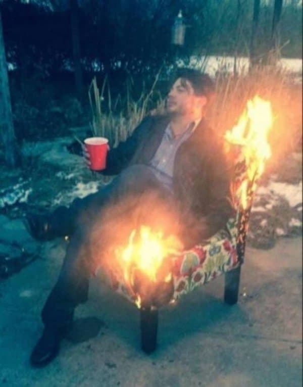 мужчина сидит на горящем кресле