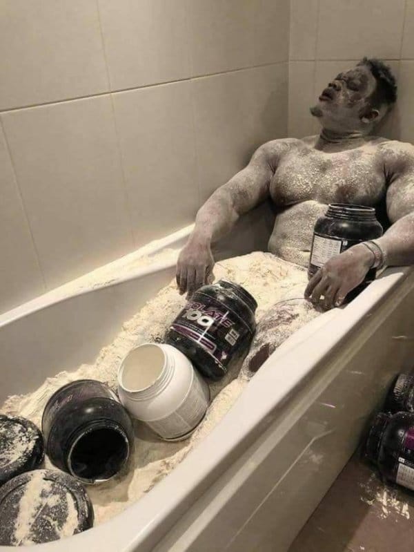 мужчина в ванне с протеином