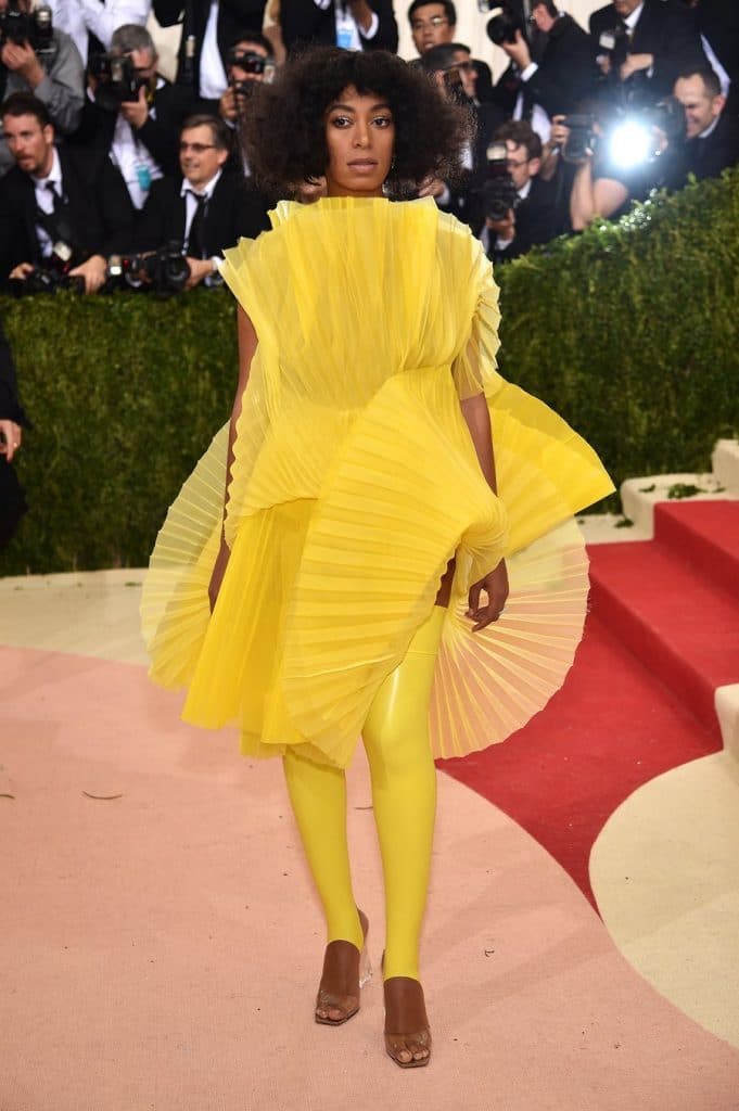 соланж ноулз в желтом платье