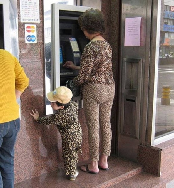бабушка с внуком возле банкомата