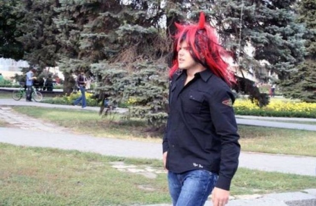 парень в красном парике