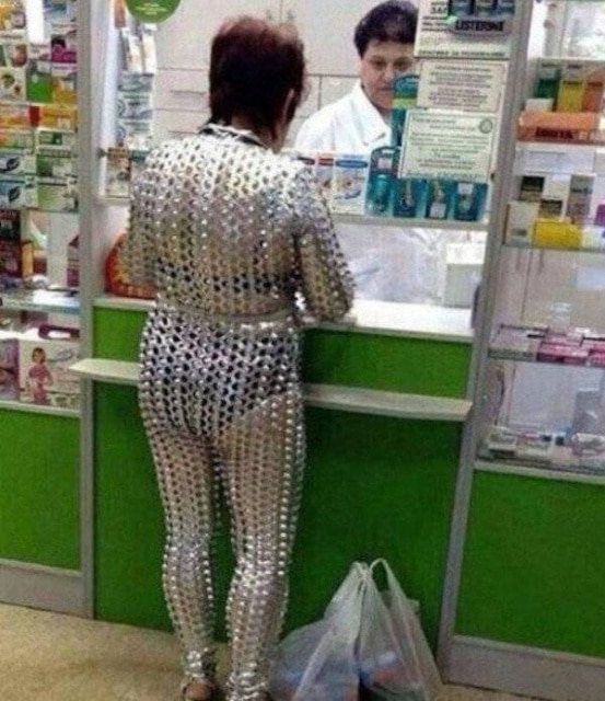 женщина на кассе в аптеке