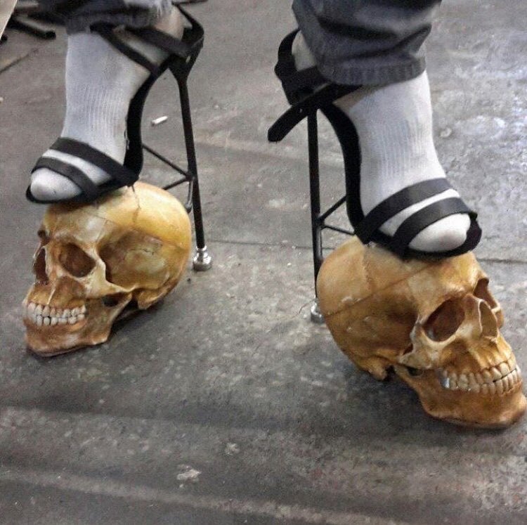 странные женские туфли