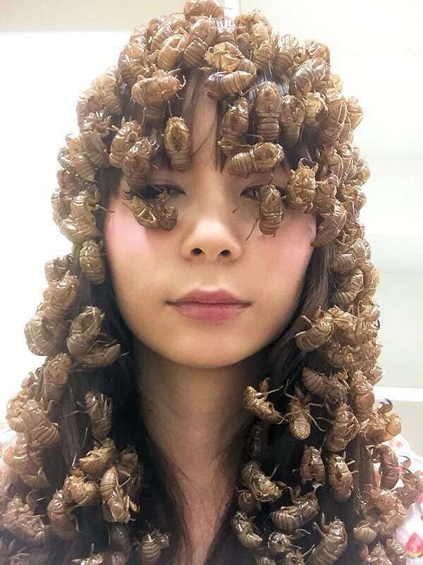 девушка с жуками в волосах