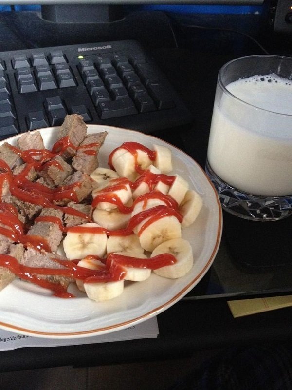 тарелка с бананами и мясом под кетчупом