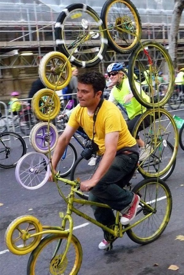 мужчина на велосипеде
