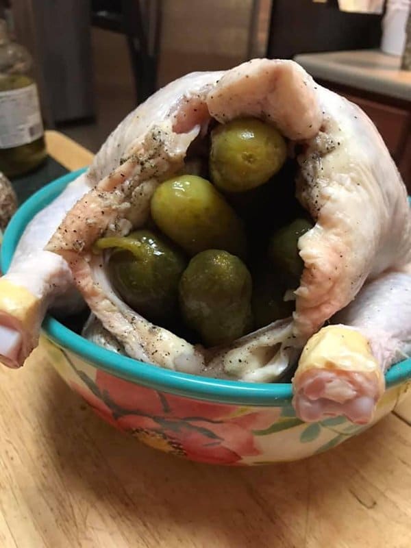 сырая курица с маринованными огурцами внутри