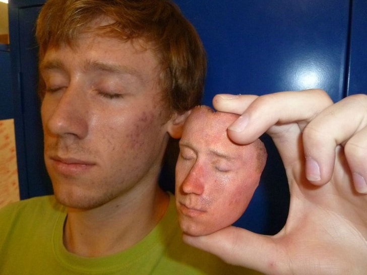 парень с лицом, напечатанным на 3D принтере