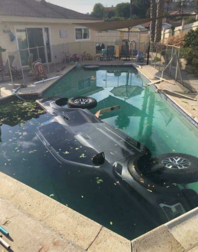 машина в бассейне