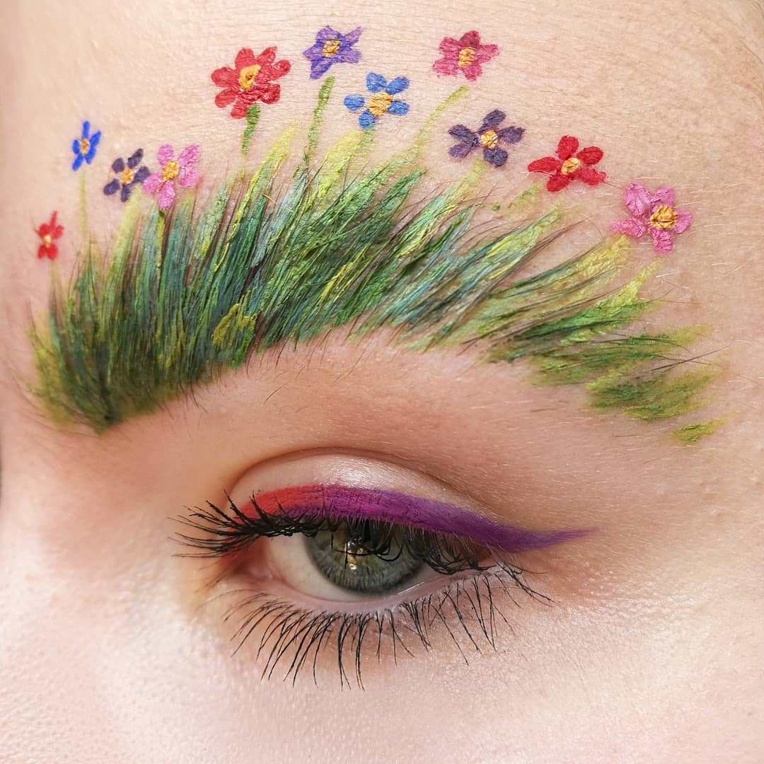 зеленые брови с цветами