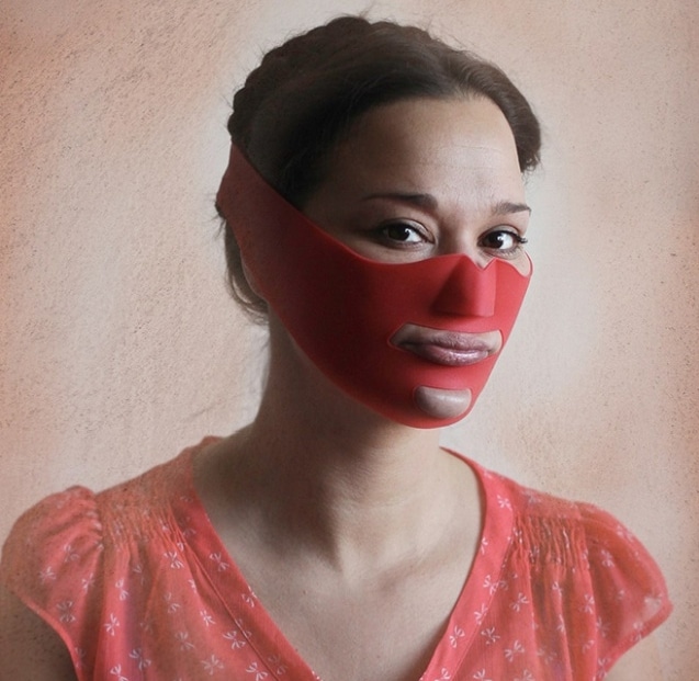 девушка в красной маске