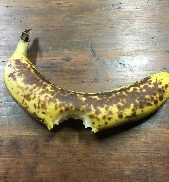 банан в кожуре