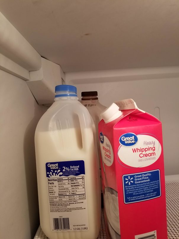 молоко в холодильнике