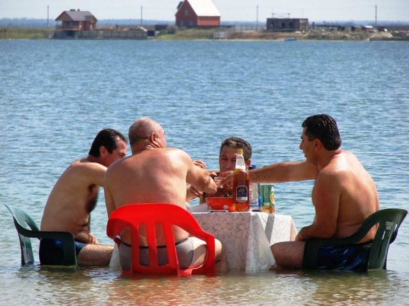 мужчины в озере