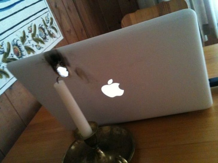 ноутбук и свеча