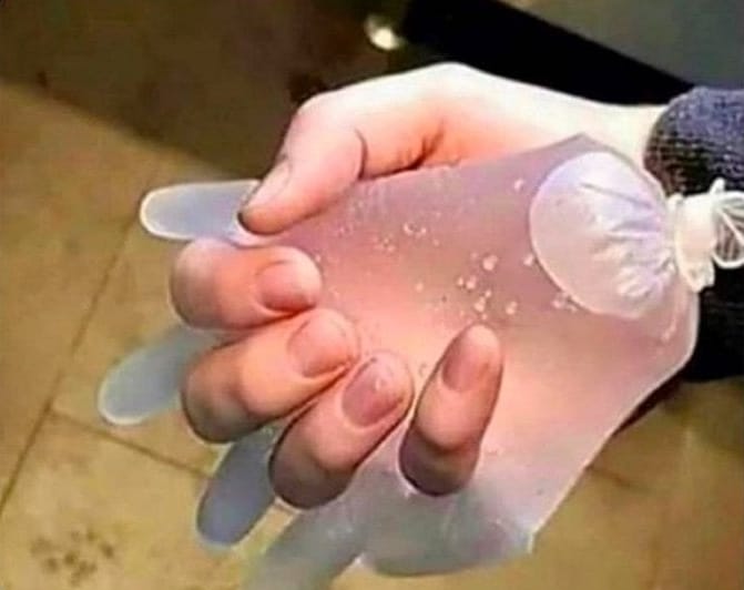 перчатка с водой в руке