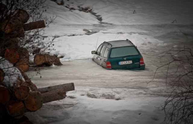 машина провалилась под лед