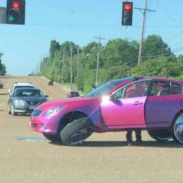 розовая машина без колеса