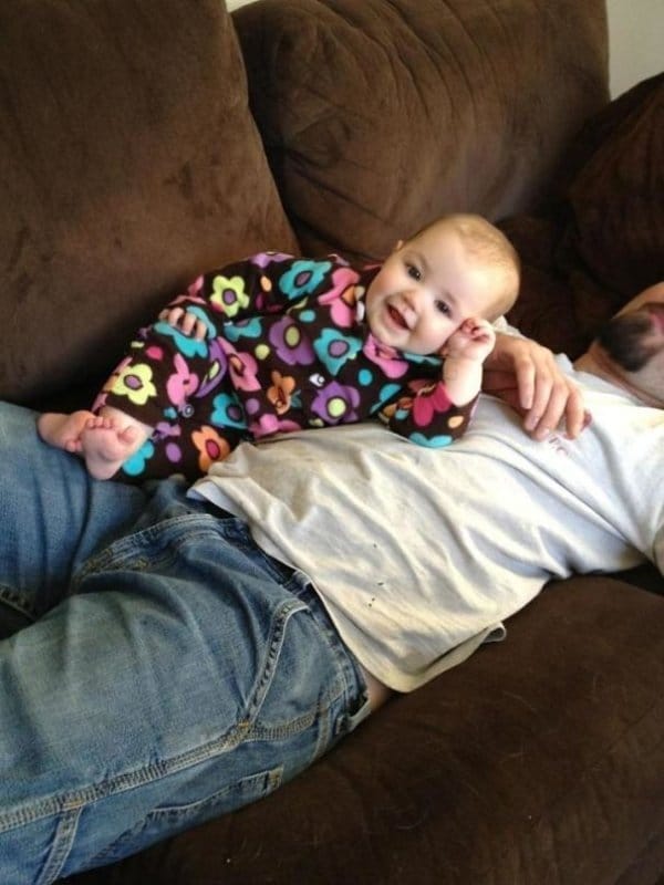 папа с дочкой на диване