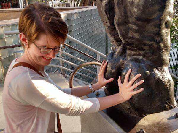 женщина в очках рядом с памятником