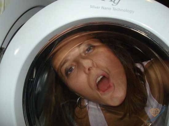 девушка в окне стиральной машины