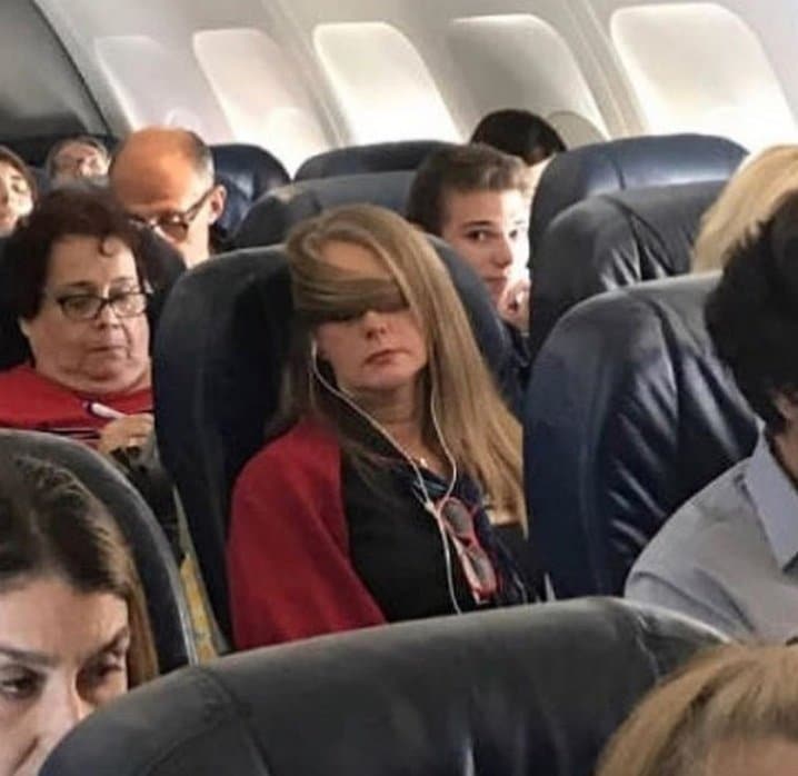 женщина в самолете 