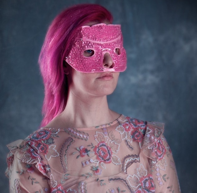 девушка в розовой маске