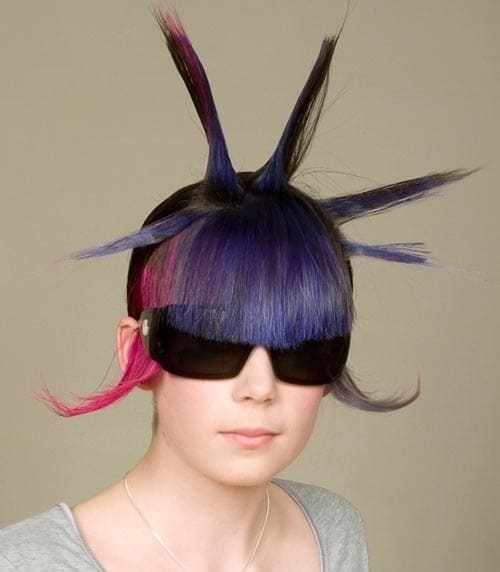 девушка с фиолетовыми волосами