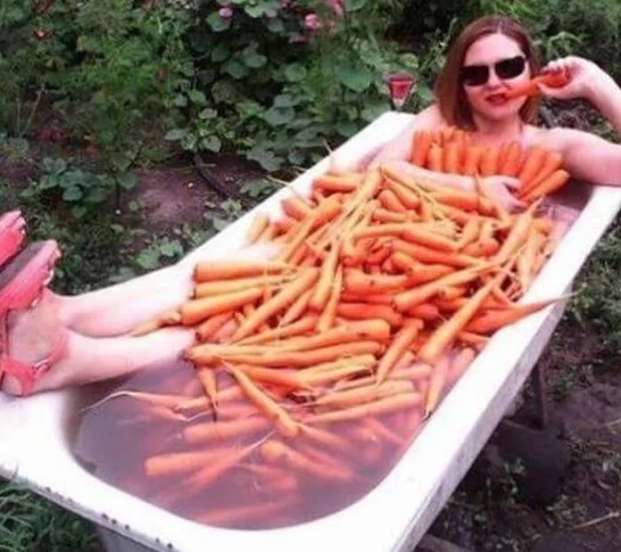 девушка в ванне с морковкой