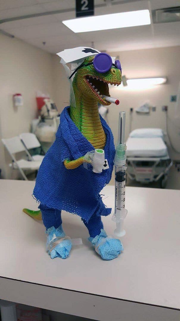 динозавр в больнице