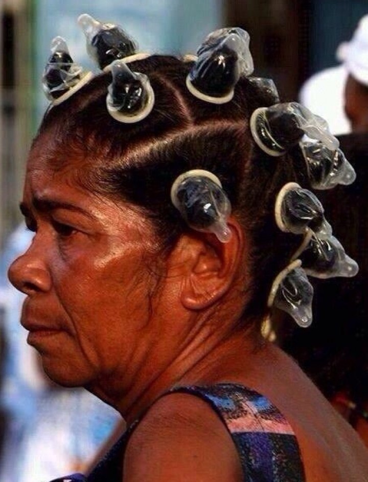 женщина с презервативами на голове