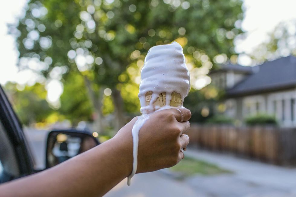 мороженое в руке