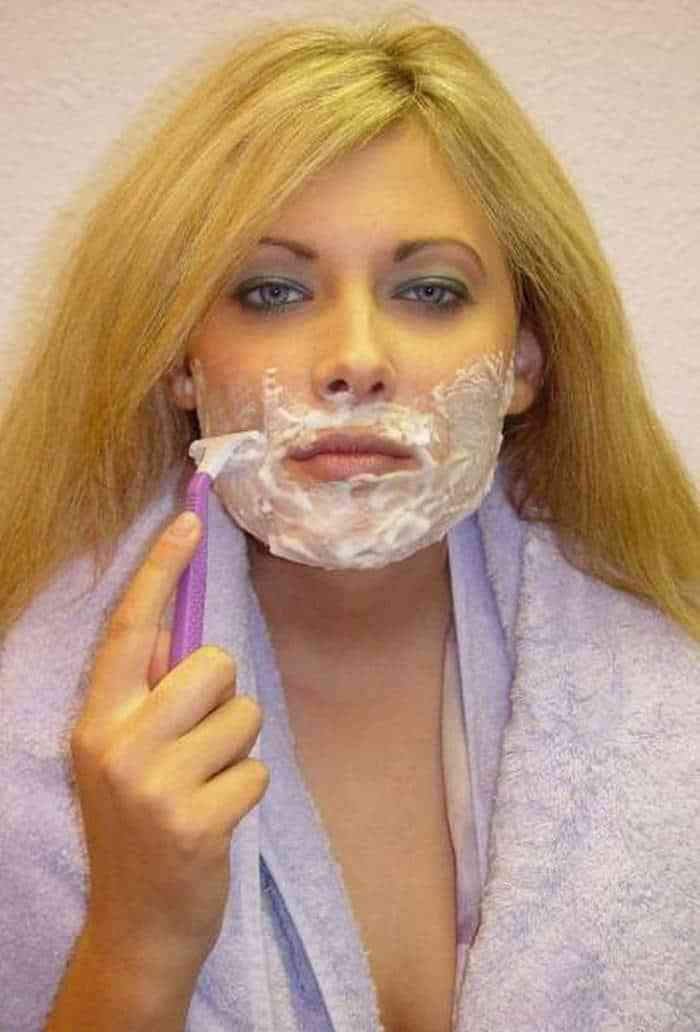 женщина бреет лицо