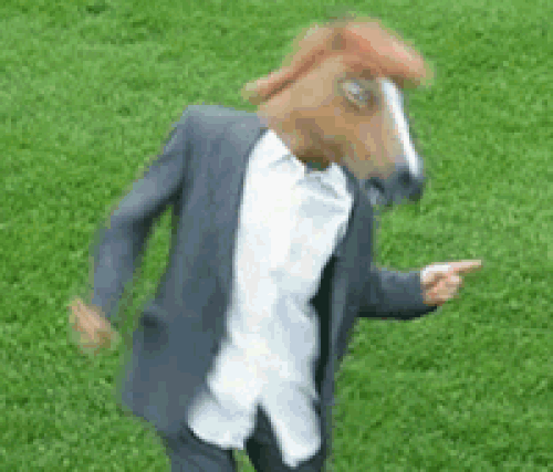 мужчина танцует в лошадиной маске