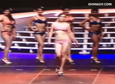 девушка в бикини падает на сцене