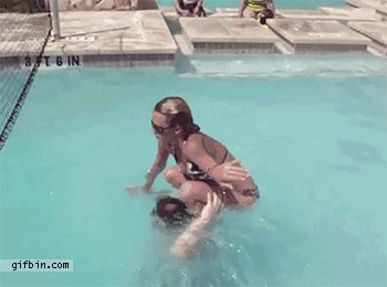 парень и девушка в бассейне