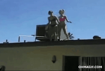 девушки прыгают в бассейн с крыши дома