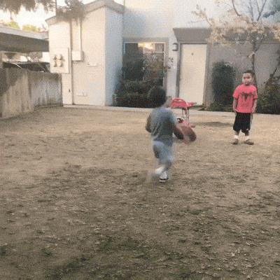 мальчики играют в мяч