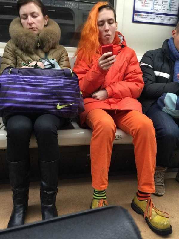 женщина в красном в метро