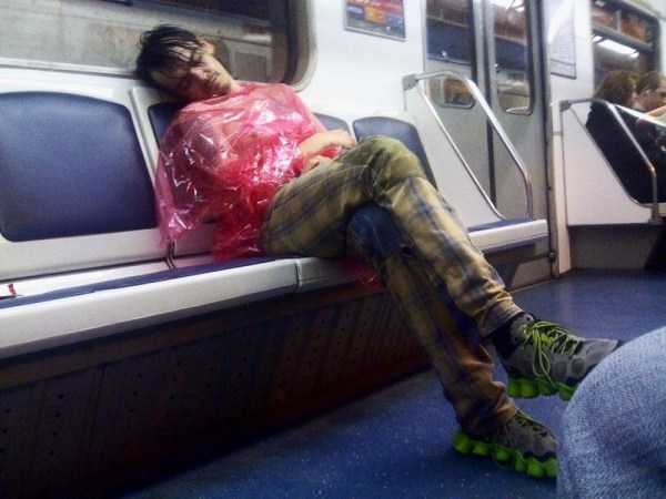 парень спит в метро
