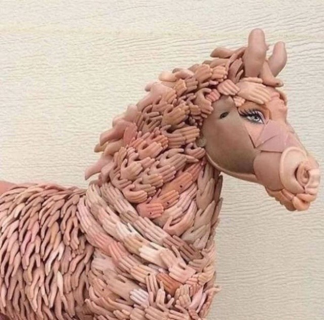 лошадь из пластмассовых рук