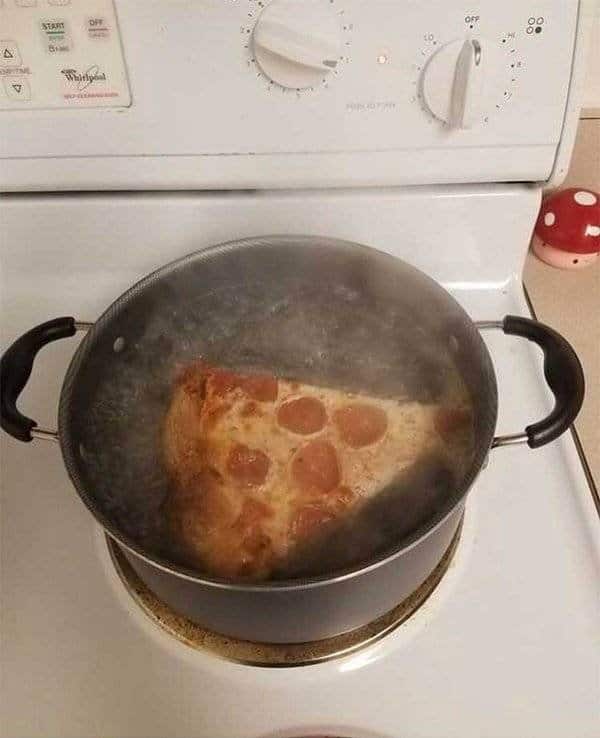 пицца варится в кастрюле