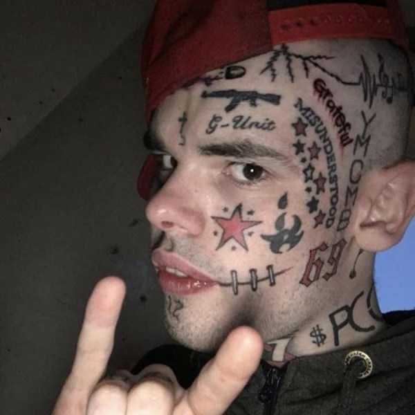 парень с лицом в татуировках